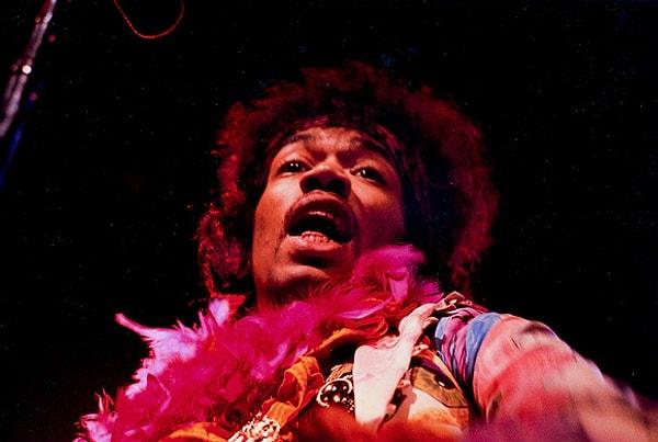 20. Yıl 1967 ve yer Monterey Pop Festivali, California. The Jimi Hendrix Experience sahne alıyor.