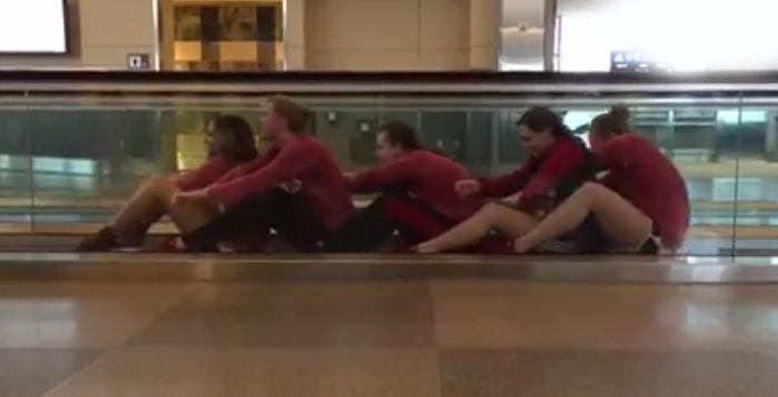 Havaalanında Canı Sıkılan Bayan Yüzme Takımından İnanılmaz Yaratıcı Bekleyiş