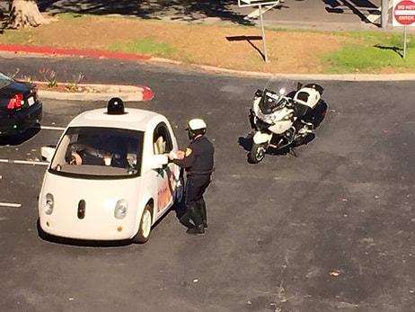 Google'ın Sürücüsüz Otomobili Polis Çevirmesine Takıldı