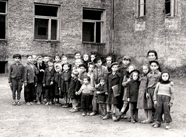 7. Böylece Sendler; 25 kişilik ekibiyle birlikte, 1940 ve 1943 yılları arasında 2500 çocuğu gettodan çıkarmayı, yani hayatlarını kurtarmayı başarır. Nasıl mı? Anlatalım..
