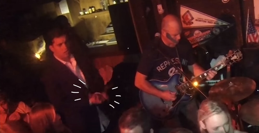 Kendini Müziğin Ritmine Fazla Kaptıran Adamdan Ritmsiz Hareketler