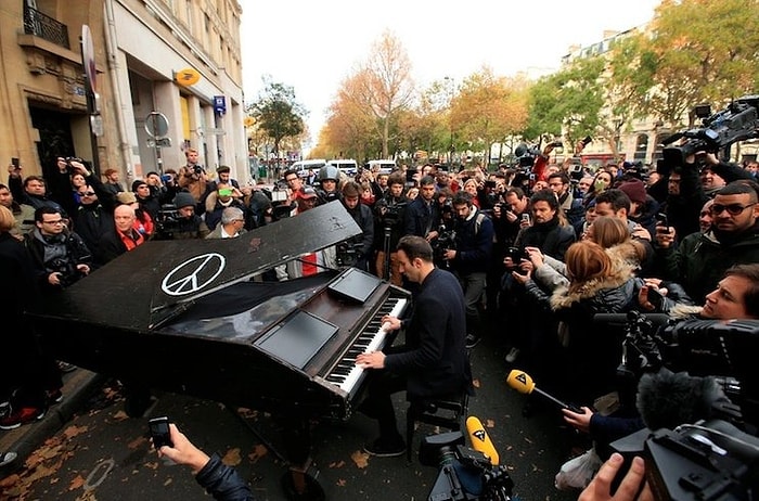 Gezi'deki Piyanist Paris'te Hayatını Kaybedenler İçin John Lennon'dan 'Imagine' Çaldı