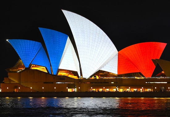 Paris'teki Terör Saldırılarının Ardından Tüm Dünyadaki Sembol Yapılar Fransız Bayrağı Renklerine Büründü