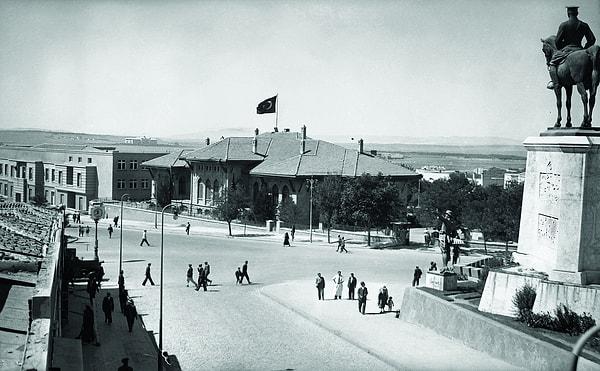 11. Ulus Meydanı'nda Zafer Anıtı, I. Türkiye Büyük Millet Meclisi / 1930'lu yıllar