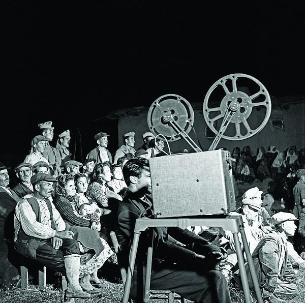17. Ballıkpınar köyü sakinleri, film gösterisi, 1930’lu yıllar.