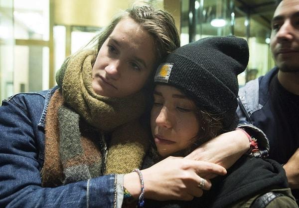 1. Montreal'de bulunan Fransız Konsolosluğu'nun önünde acılarını paylaşan insanlar.