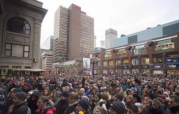 3. Montreal'de toplanan kalabalık.