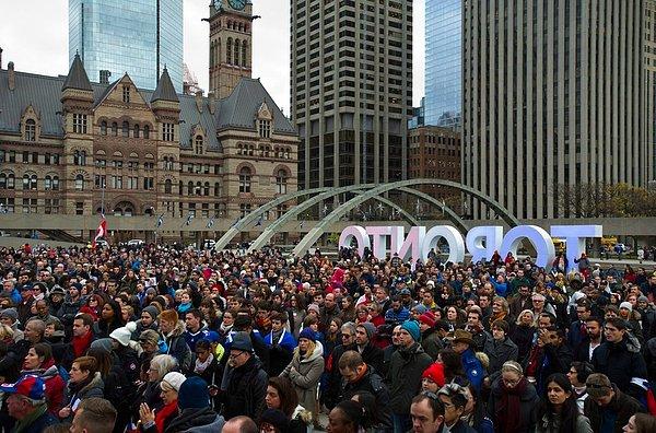 14. Toronto, Nathan Phillips Meydanı'nda toplanan kalabalık.
