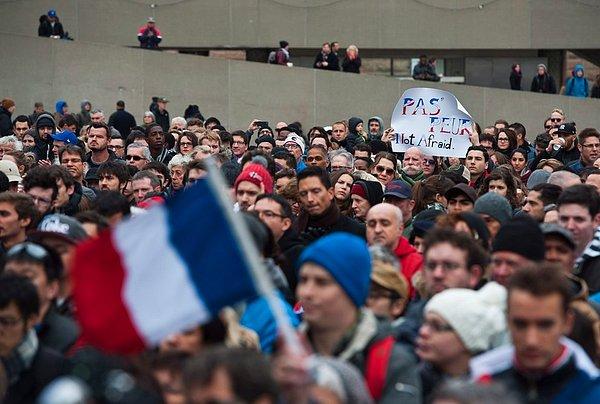 16. Fransızca ve İngilizce yazılmış "Korkmuyoruz" pankartı.