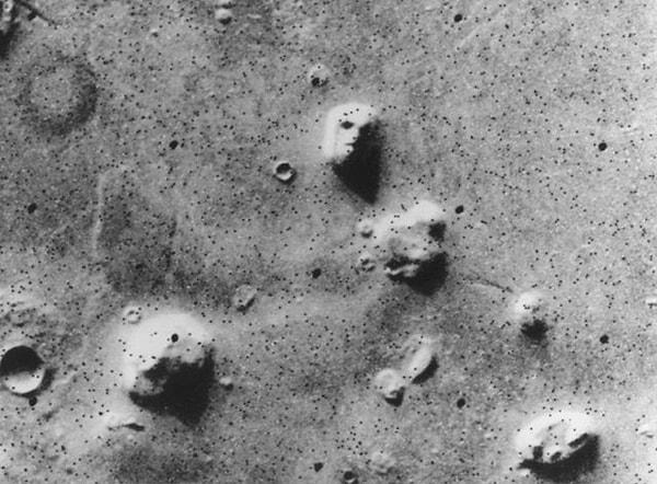 6. Genellikle net olarak görülemeyen cisim veya yapıları daha önceden bilinen cisimlere benzetme şeklinde karşımıza çıkar. Tıpkı Mars'ta görüntülenen bu kayalar gibi.
