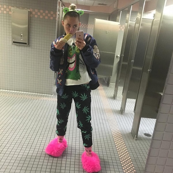 9. Майли Сайрус воспользовалась всеми преимуществами общественного туалета.