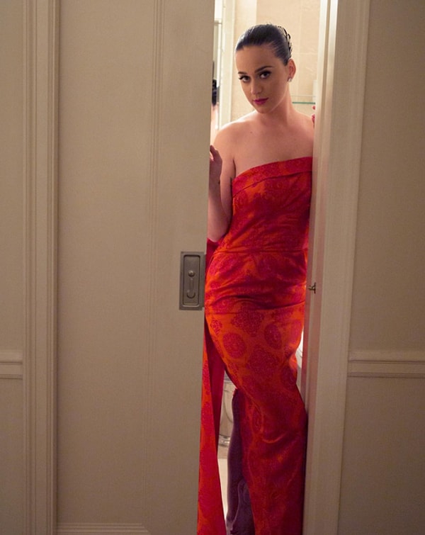 17. И Кэти Перри элегантно проскальзывала в дверной проем.