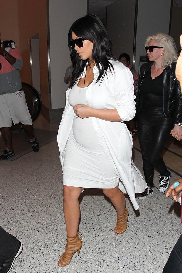 9. 4 Ağustos: Beyaz elbisesi ile Kardashian Los Angeles sokaklarında.