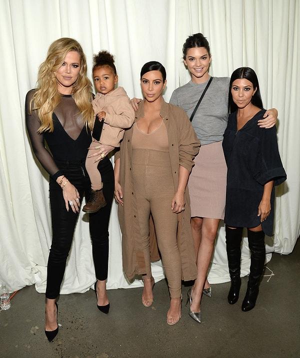 Popüler olmalarıyla birlikte muhteşem bir fikir yürüterek olaylı hayatlarını kayda almaya karar veren Kardashian ailesi o günlerden beri büyük bir kitleye hitap ediyorlar.