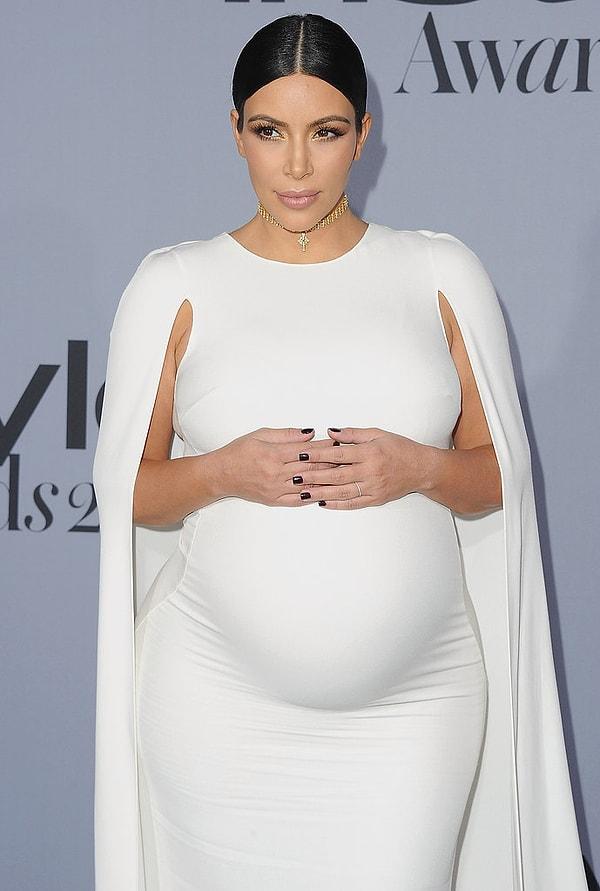 23. 26 Ekim: Beyaz elbisesiyle InStyle Ödülleri'nde basına görüntü verirken.