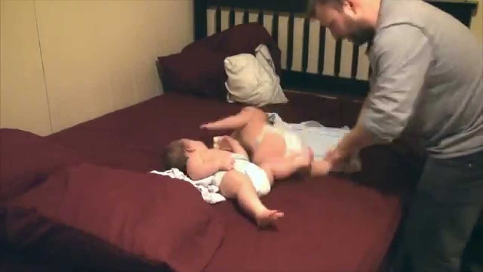 Bir Babanın En Zor Anı: İkiz Çocuklardan Birinin Altını Değiştirirken Diğeri Kaçıyor