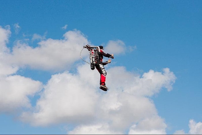 Dubai İtfaiyecileri Alevlerle Mücadele Etmek İçin Jetpack Kullanacak