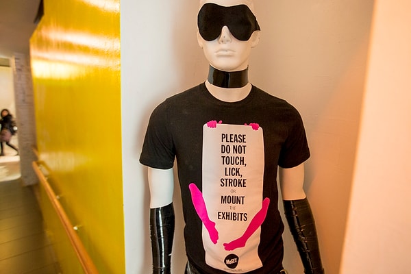 ''Пожалуйста, не трогайте, не лижите, не ломайте и не влезайте на экспонаты''