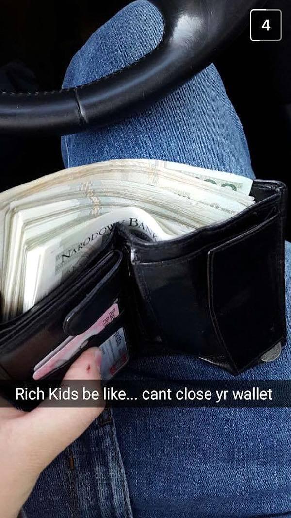 20. ''Zengin olmak böyle bir şey; cüzdanın kapanmaz.''
