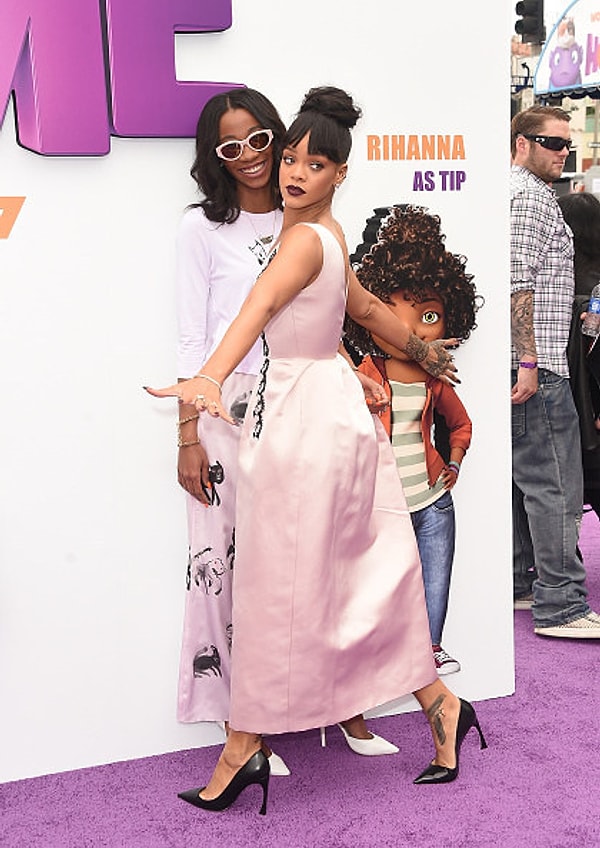 Когда они вдвоем позировали на премьере «Дома» и Рианна показала, что никому не отдаст свою подружку.