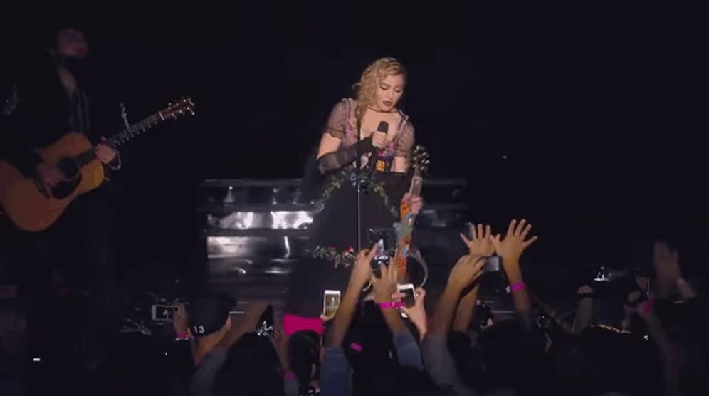 Мадонна разразилась слезами, когда попросила зал отдать дань памяти жертвам террористических актов в Париже