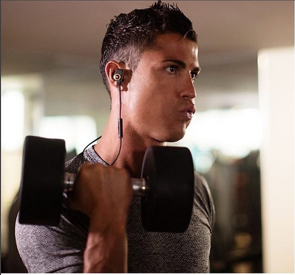 17. Когда он напомнил нам, как должна выглядеть идеальная прическа.