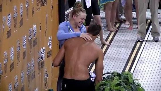 Şampiyon Yüzücüden Seremoni Sırasında Romantik Evlilik Teklifi