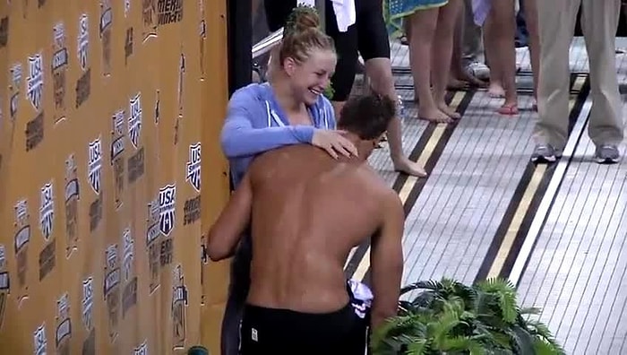 Şampiyon Yüzücüden Seremoni Sırasında Romantik Evlilik Teklifi