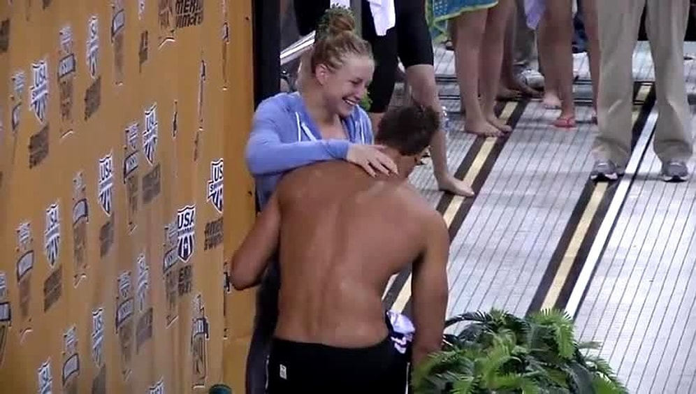 Şampiyon Yüzücüden Seremoni Sırasında Romantik Evlilik Teklifi