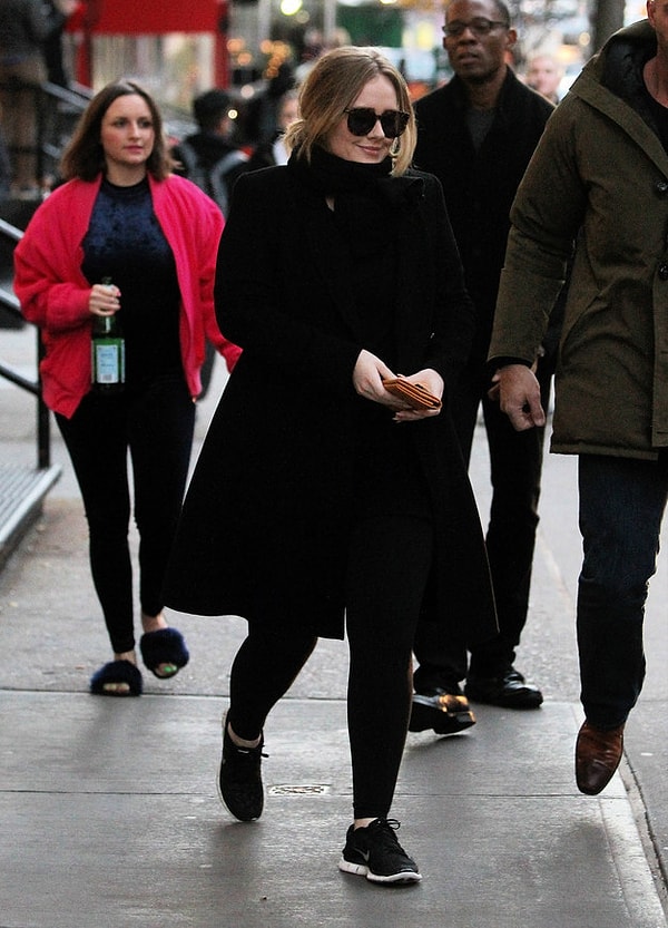 Но по Нью-Йорку она разгуливала уже в простых кроссовках.