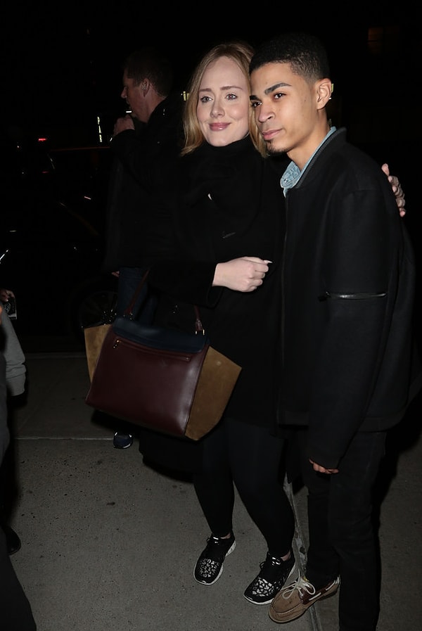 Тут она остановилась, чтобы поприветствовать своих фанатов.