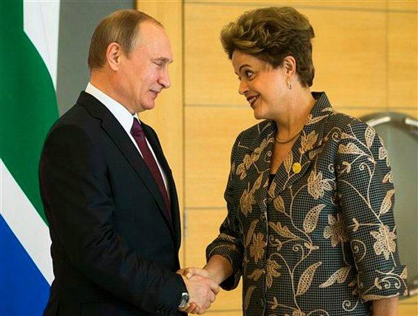 8. Ama kadınlar söz konusu olunca Putin yelkenleri indiriyor... Çakaaal Dilma Rousseff'in elinin tutup çekmiş böğrüne doğru.