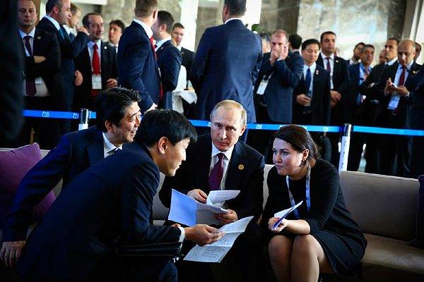 11. Putin, sürekli birileriyle konuştu, sanki toplantıya değil de özel işlerini halletmeye gelmiş dedim.