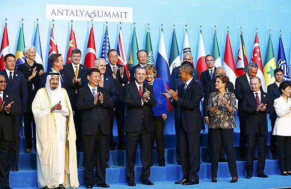 18. Tayyip Erdoğan'ın hemen sağıdaki Çin Cumhurbaşkanı Xi Jinping'in terzisi kim acaba dedim içimden. Seneyeki G20'de de giysin diye mi bu kadar büyük dikmiş takımı?