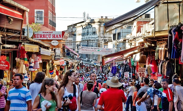 16. İstanbul'un kalabalığı kadar sevilmez hiçbir kalabalık ve hiçbir kalabalık bu kadar bilmez kendini.