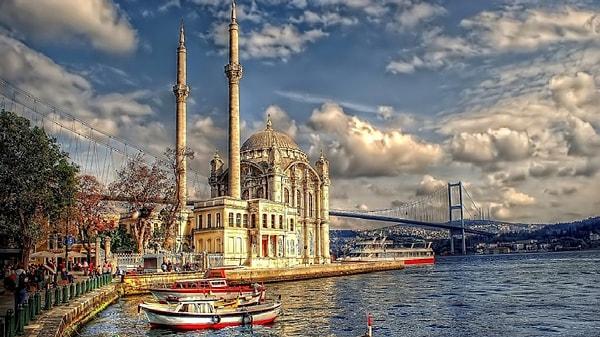 40. Ve kimse ses çıkarmazdı, kafasını kaldırıp da daldığı İstanbul güzelliklerinden...