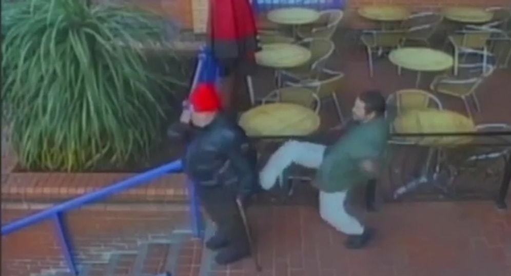 İnsanlık Ölmüş: Bedensel Engelli Adamı Tekmesiyle Merdivenlerden İtti!