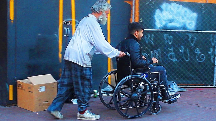 Tekerlekli Sandalyedeki Adama Yardım Etme Konusunda Zenginler mi Daha İyi Evsizler mi?