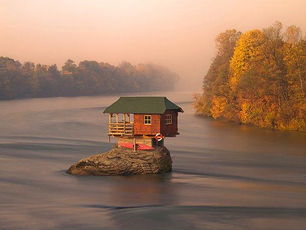 9. Sırbistan, Bajina Basta şehri yakınlarındaki Drina Nehri'nin ortasında bulunan minik sevimli nehir evinde gözleyeceğiniz manzara muazzam.