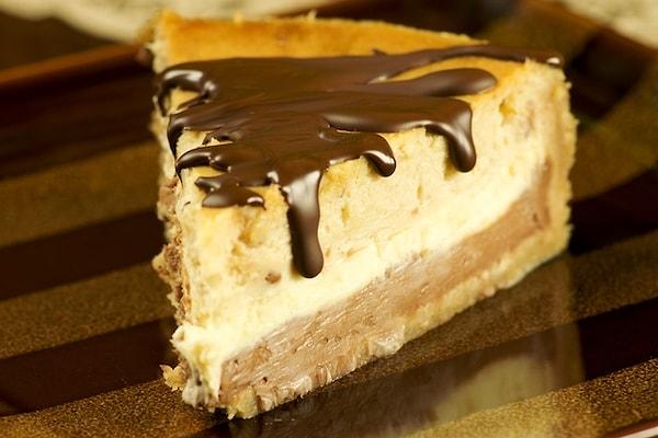 11. Cheesecake sevenlerdenseniz çikolata ve fıstık ezmesinin birlikteliğinin tadına bakabilirsiniz.