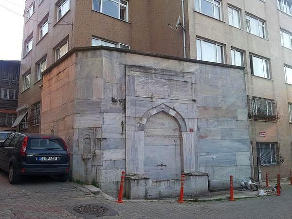 19. Binaların arasında burada ne işim var der gibi duran Kaptan Mustafa Paşa Çeşmesi, Üsküdar.