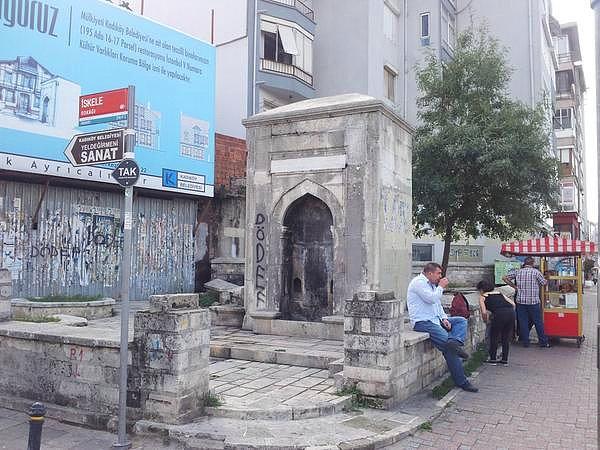 22. Bulunduğu yer bir namazgahtı. Servili Çeşme denmesini sağlayan ağaç da artık yok. Ladikli Ahmet Ağa Çeşmesi, Kadıköy.