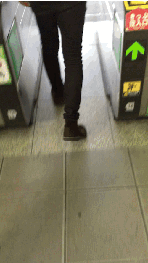 Metro geçişindeki, yalnızca kartınızı okutmadığınızda kapanan kapılar.