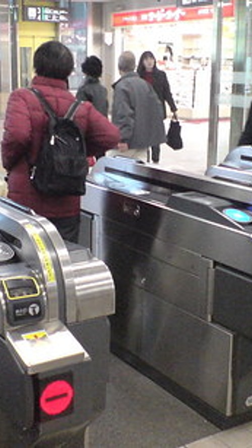 Metro geçişindeki, yalnızca kartınızı okutmadığınızda kapanan kapılar.