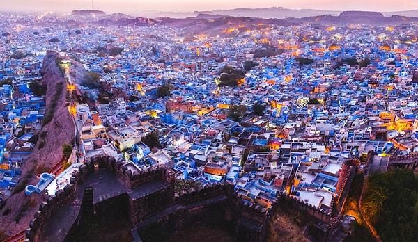 2. Şehrin mavi renginin sırrı ise, Hindistan’da en üst sınıfı olarak kabul edilen Brahmanlar'ın bu şehirde yaşıyor olması.