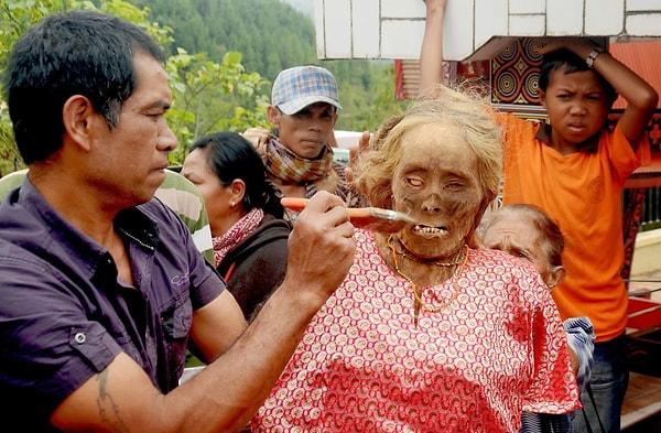 Ma'nene Ritüeli adı verilen geleneklerinde burada yaşayan halk, ölmüş yakınlarının çeşitli işlemler uygulayarak çürümesini geciktirdikleri cesetlerini gün yüzüne çıkarıyor.