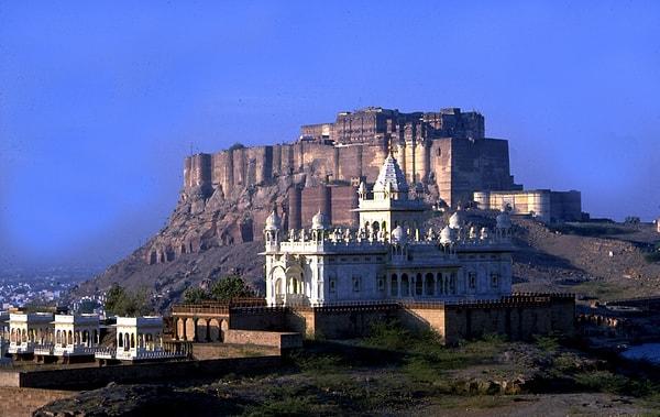 11. Şehirdeki bir diğer mimari şaheser ise kaleye yaklaşık 15 dakika mesafede olan Jaswant Thada tapınağı.