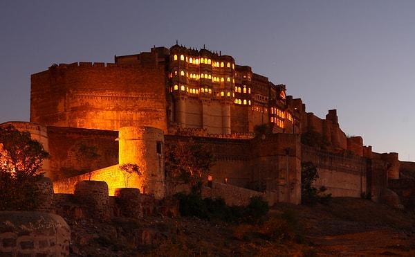 8. Şehrin en görülesi yerlerinden biri ise, hiç şüphesiz Mehrangarh kalesi.