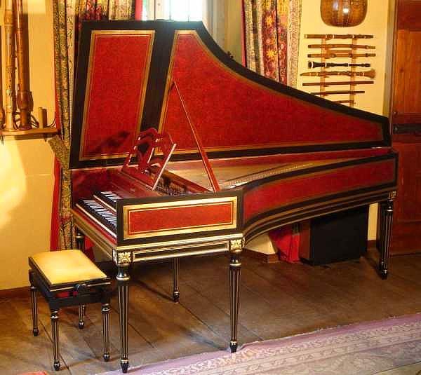 2. Piyanoyla tek benzer yanı tuşlu birer çalgı olmalarına rağmen, piyanonun atası olarak görülen Klavsen.