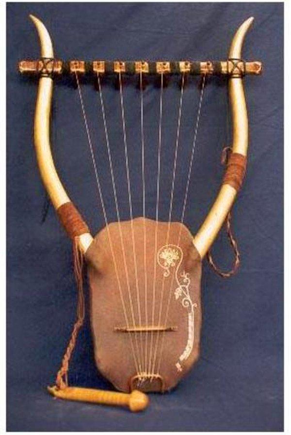 5. Eski yunan şairlerinin şarkılarına eşlik etmek üzere kullandıkları telli enstrüman, Barbitos.